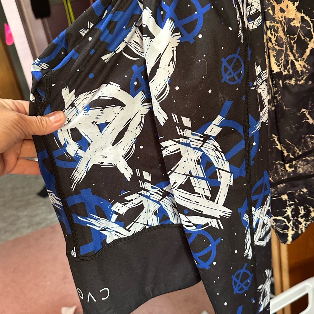 CVG Constantly Varied Gear peace/anarchy reversible leggings size L Capris